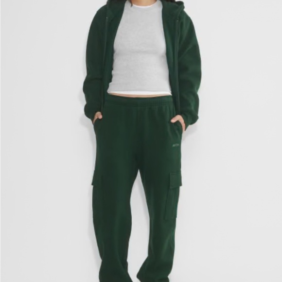 Aritzia TNA Cozy Fleece Mega Cargo Sweatpants - Picture 2 of 5